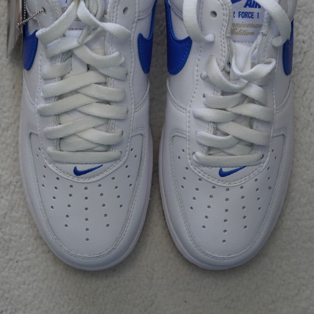 Sneakers Nike Air Force 1 '07 Low Retro en color Blanco con Azul Royal. Talla 26 cms