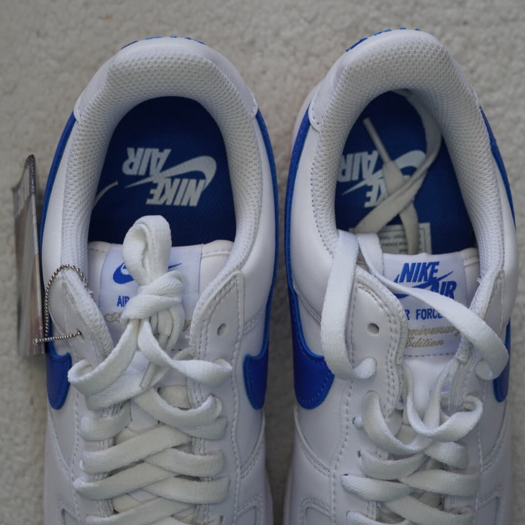 Sneakers Nike Air Force 1 '07 Low Retro en color Blanco con Azul Royal. Talla 26 cms