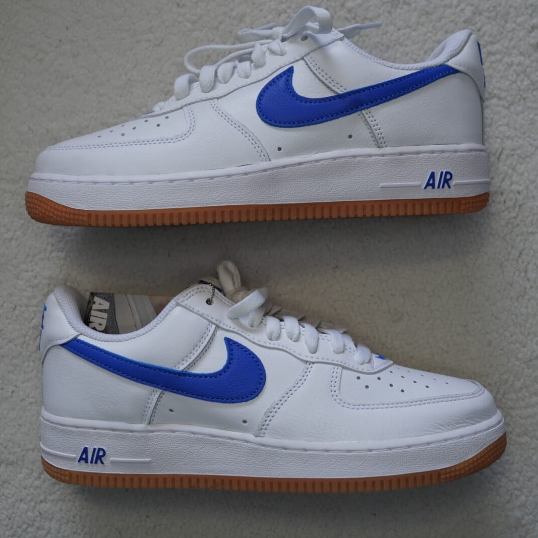 Sneakers Nike Air Force 1 '07 Low Retro en color Blanco con Azul Royal. Talla 26 cms