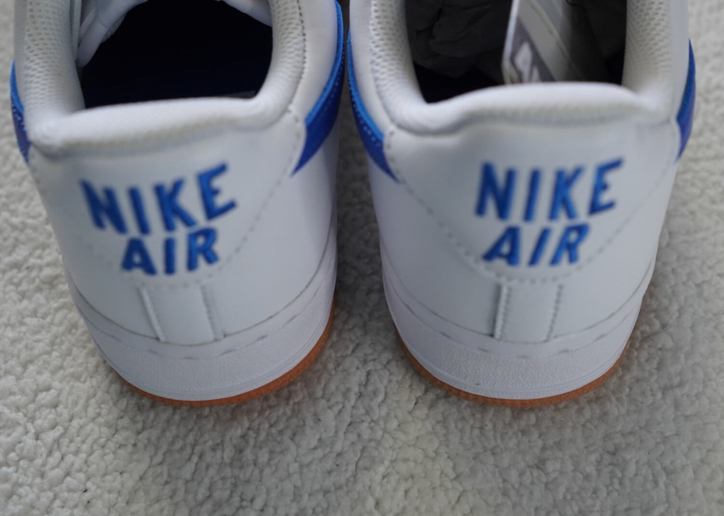 Sneakers Nike Air Force 1 '07 Low Retro en color Blanco con Azul Royal. Talla 26 cms