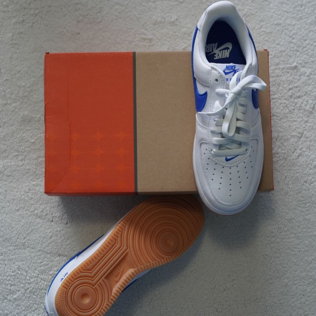 Sneakers Nike Air Force 1 '07 Low Retro en color Blanco con Azul Royal. Talla 26 cms