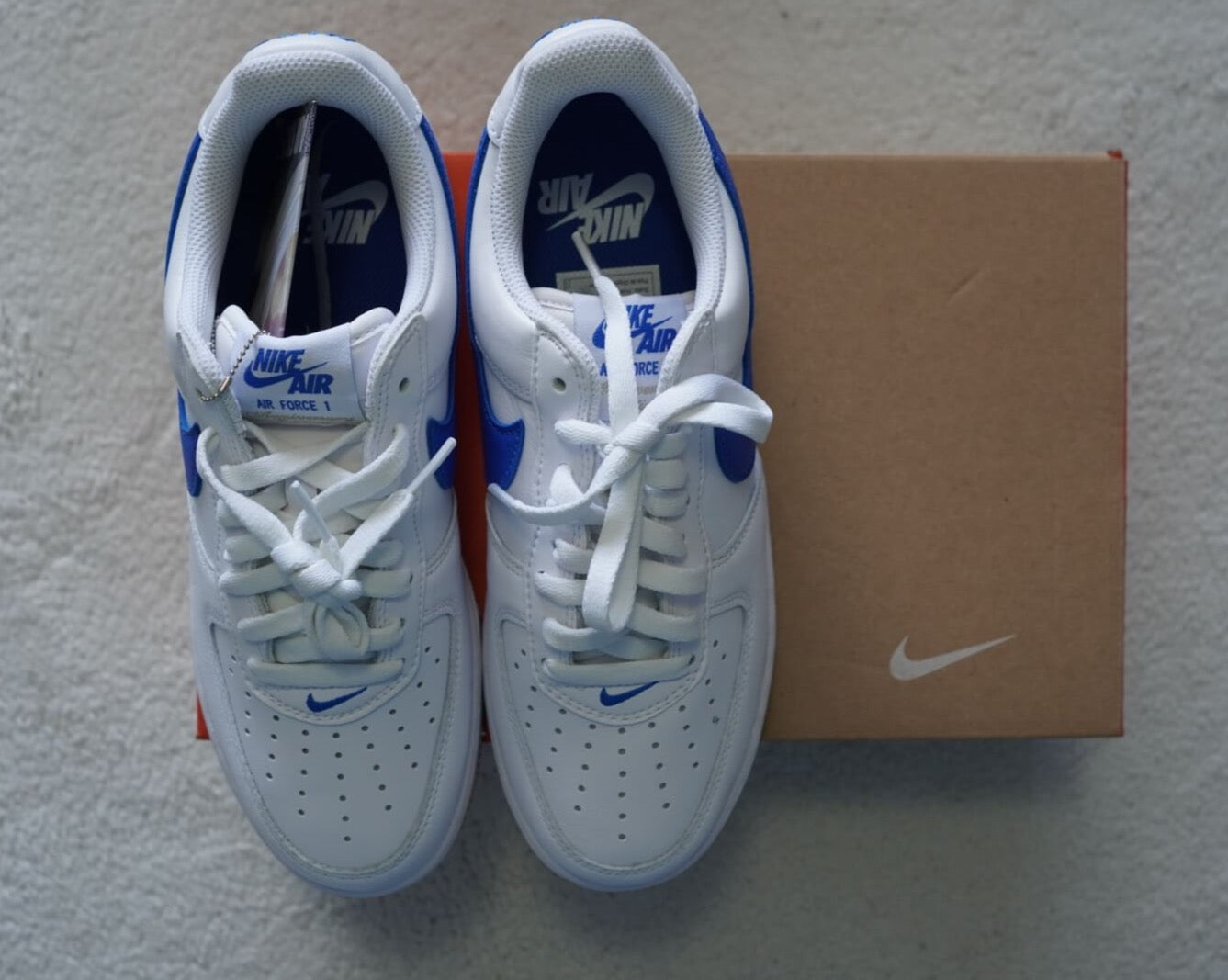 Sneakers Nike Air Force 1 '07 Low Retro en color Blanco con Azul Royal. Talla 26 cms