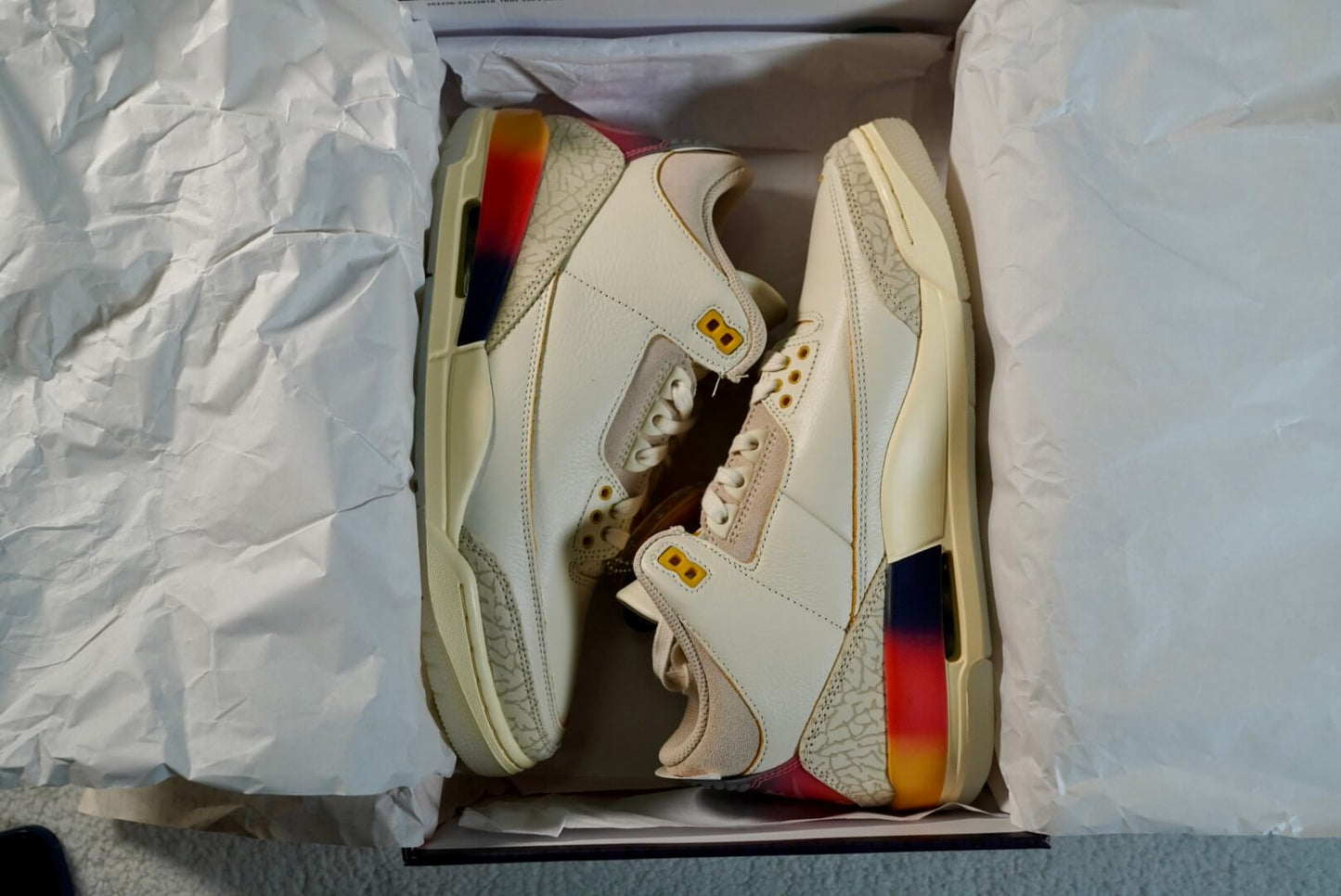 Nike Air Jordan 3 x J Balvin 'Medellín Sunset'. Talla 26