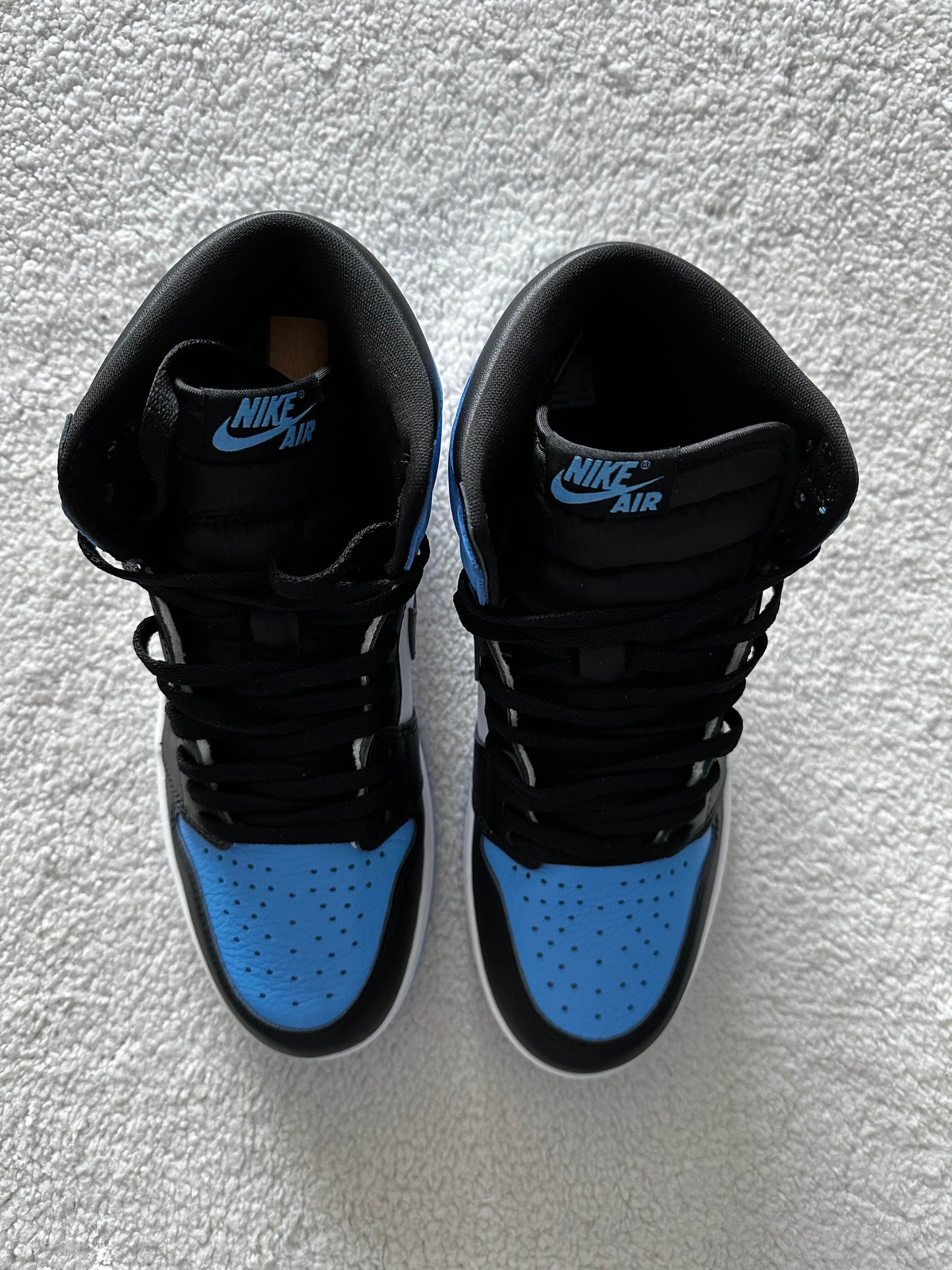 Sneakers Nike Air Jordan 1 High Retro OG 'UNC Toe'. Talla 27 centimetros