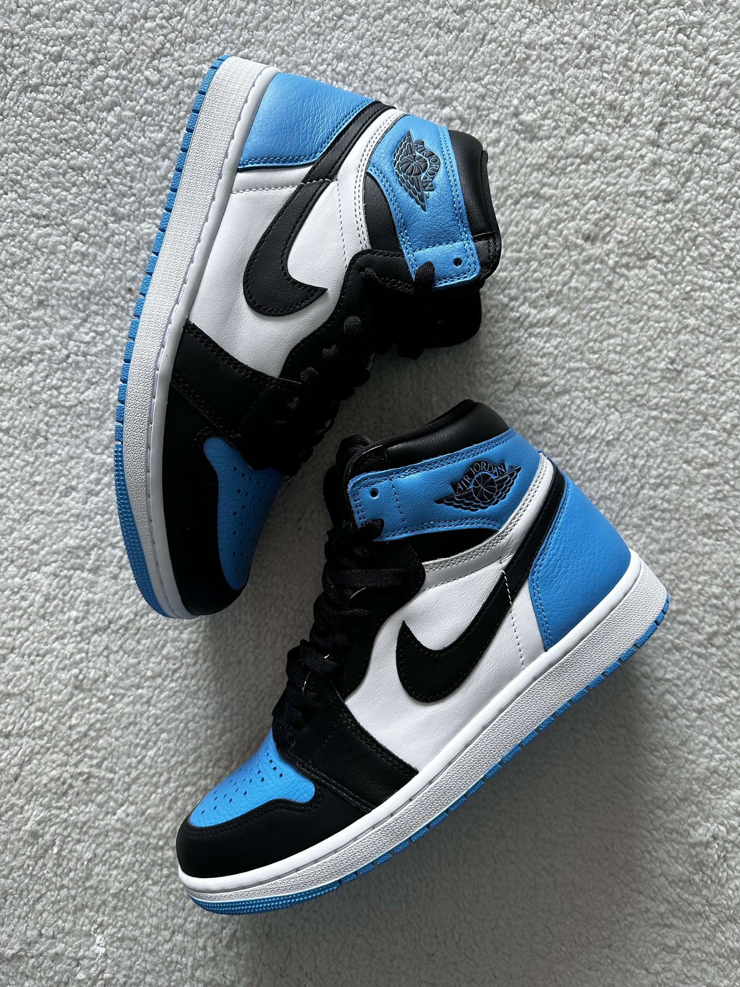 Sneakers Nike Air Jordan 1 High Retro OG 'UNC Toe'. Talla 27 centimetros