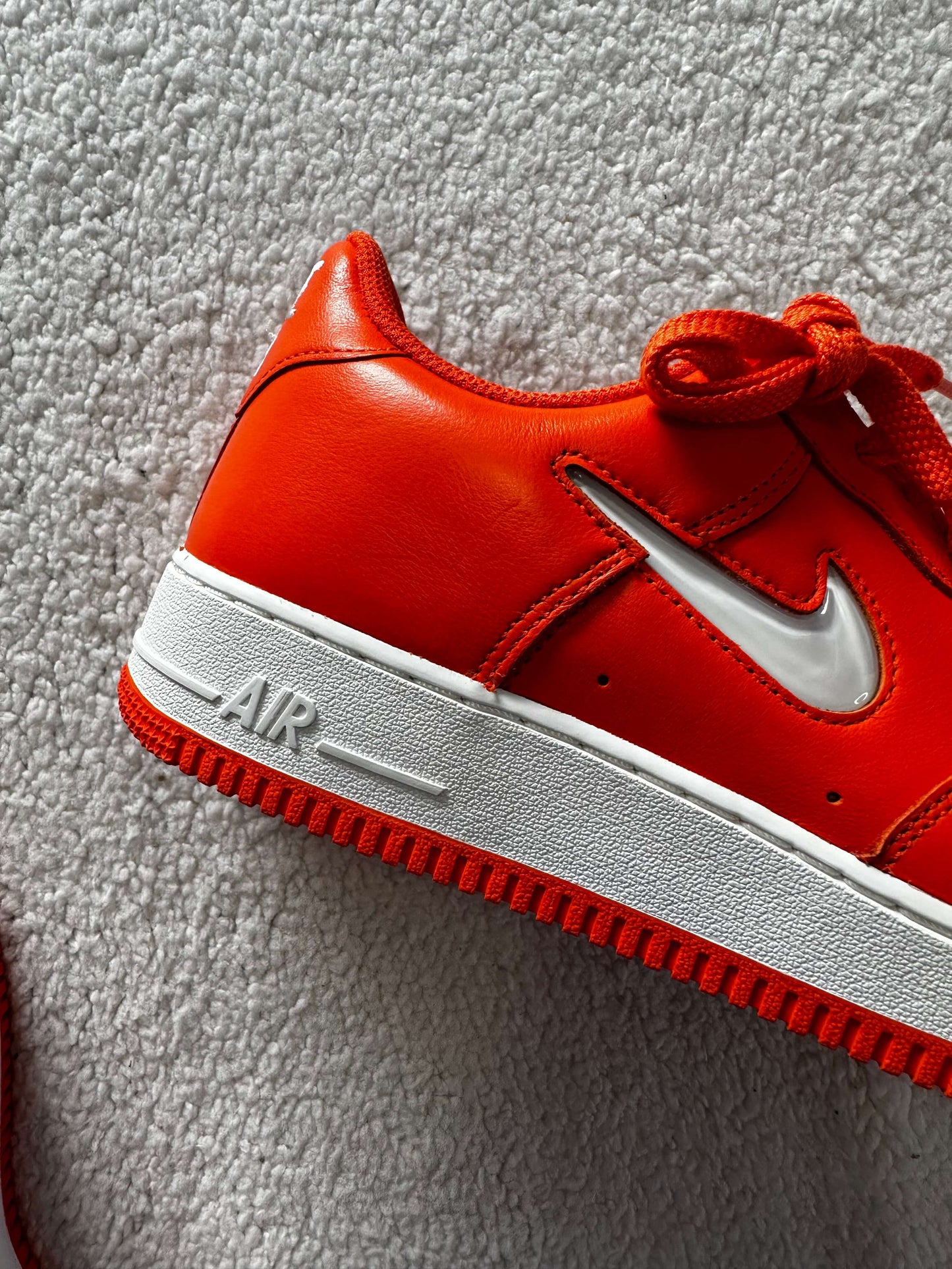 Sneakers Air Force 1 Low Retro Anaranjados. Talla 28 cms