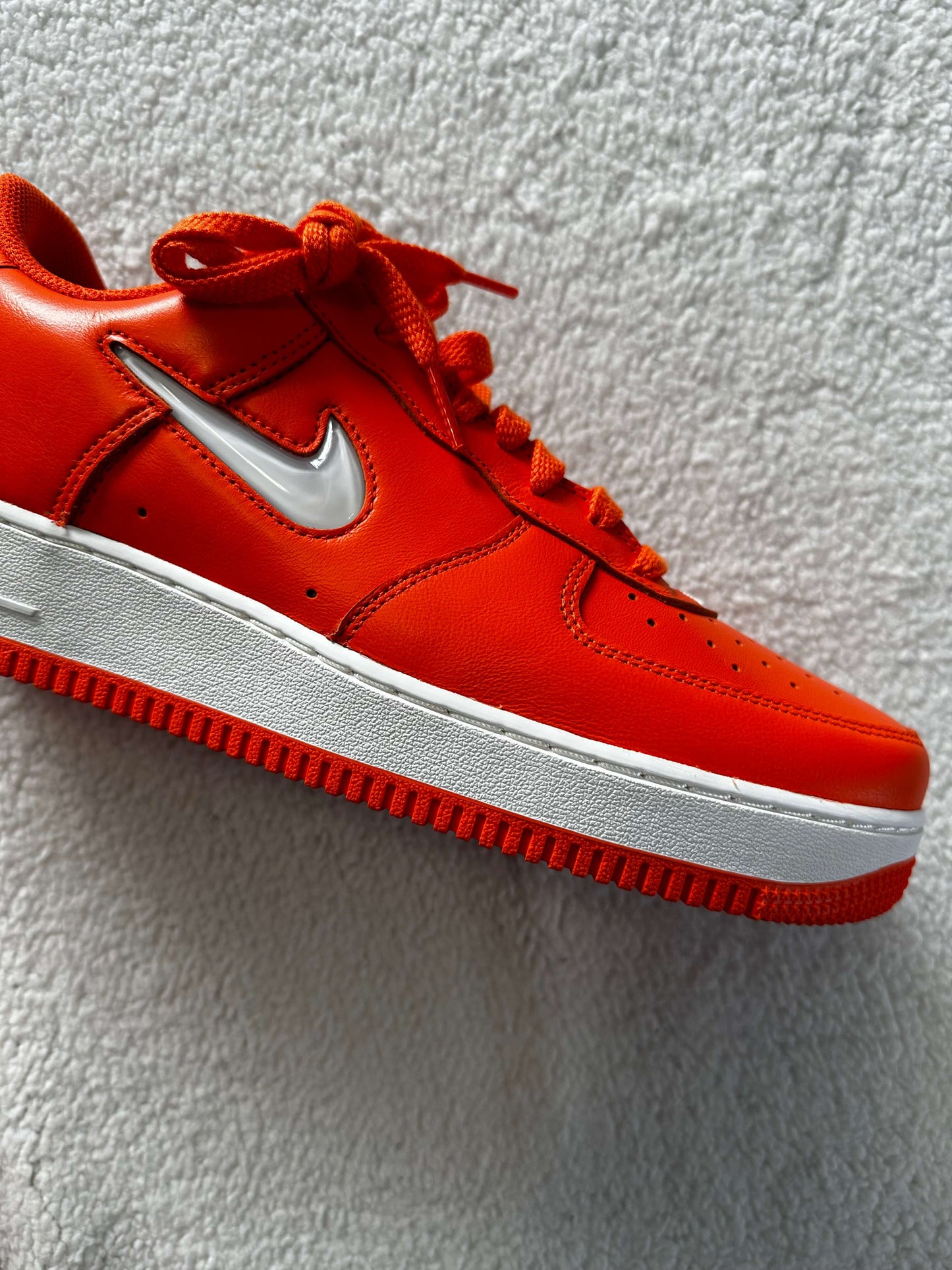 Sneakers Air Force 1 Low Retro Anaranjados. Talla 28 cms