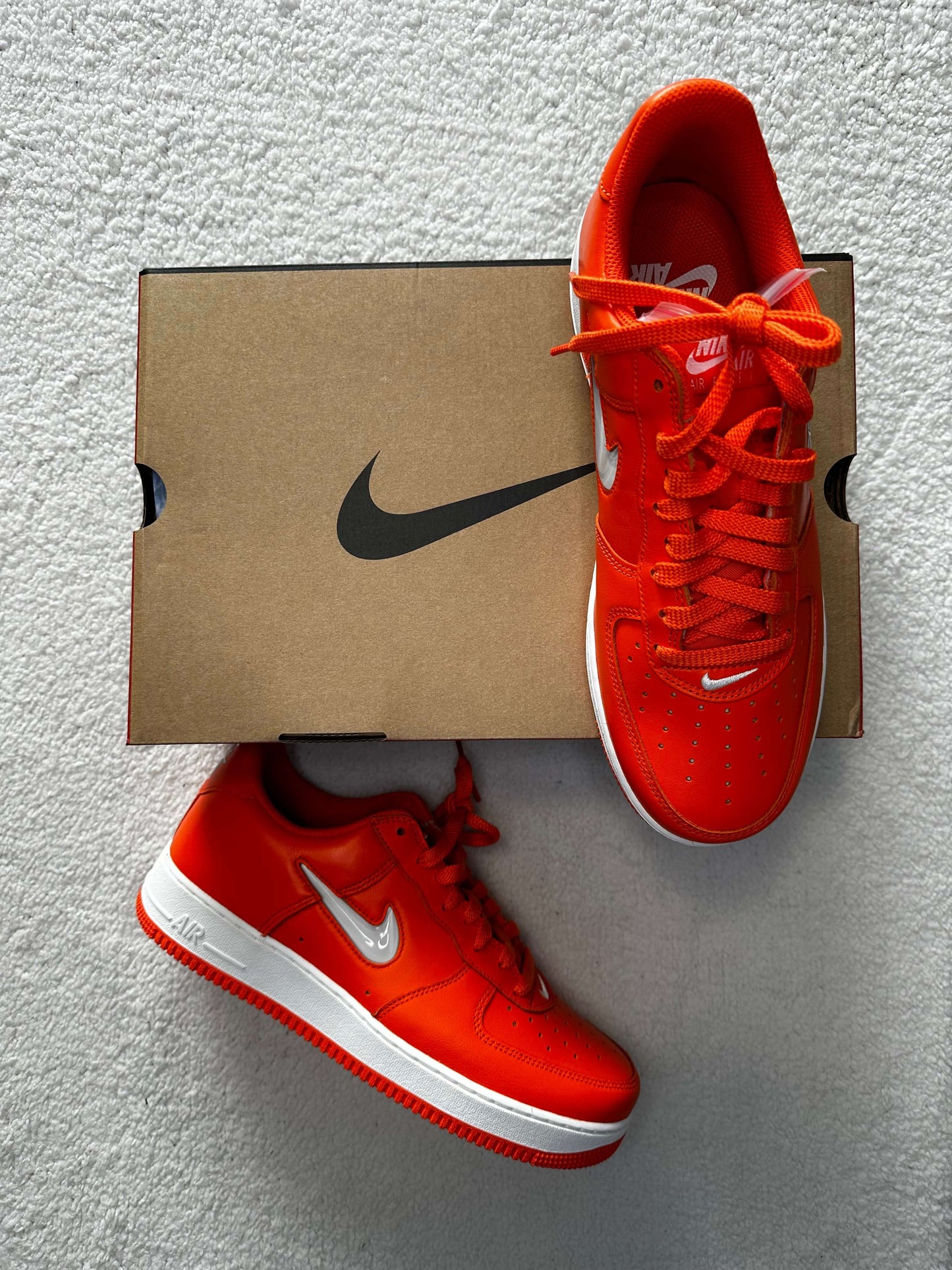Sneakers Air Force 1 Low Retro Anaranjados. Talla 28 cms
