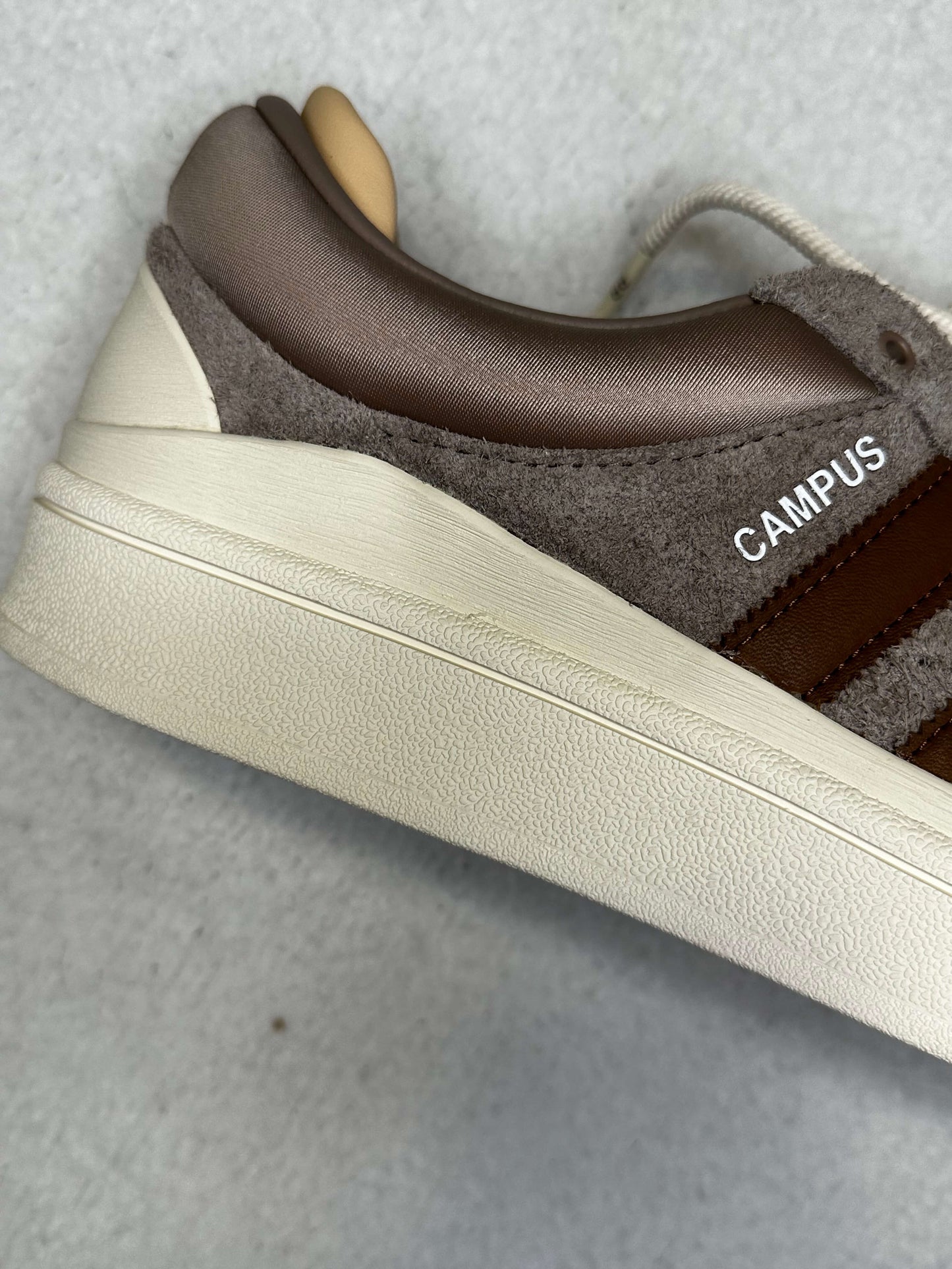 Sneakers Adidas Bad Bunny Campus Cafes. Talla 28 cms
