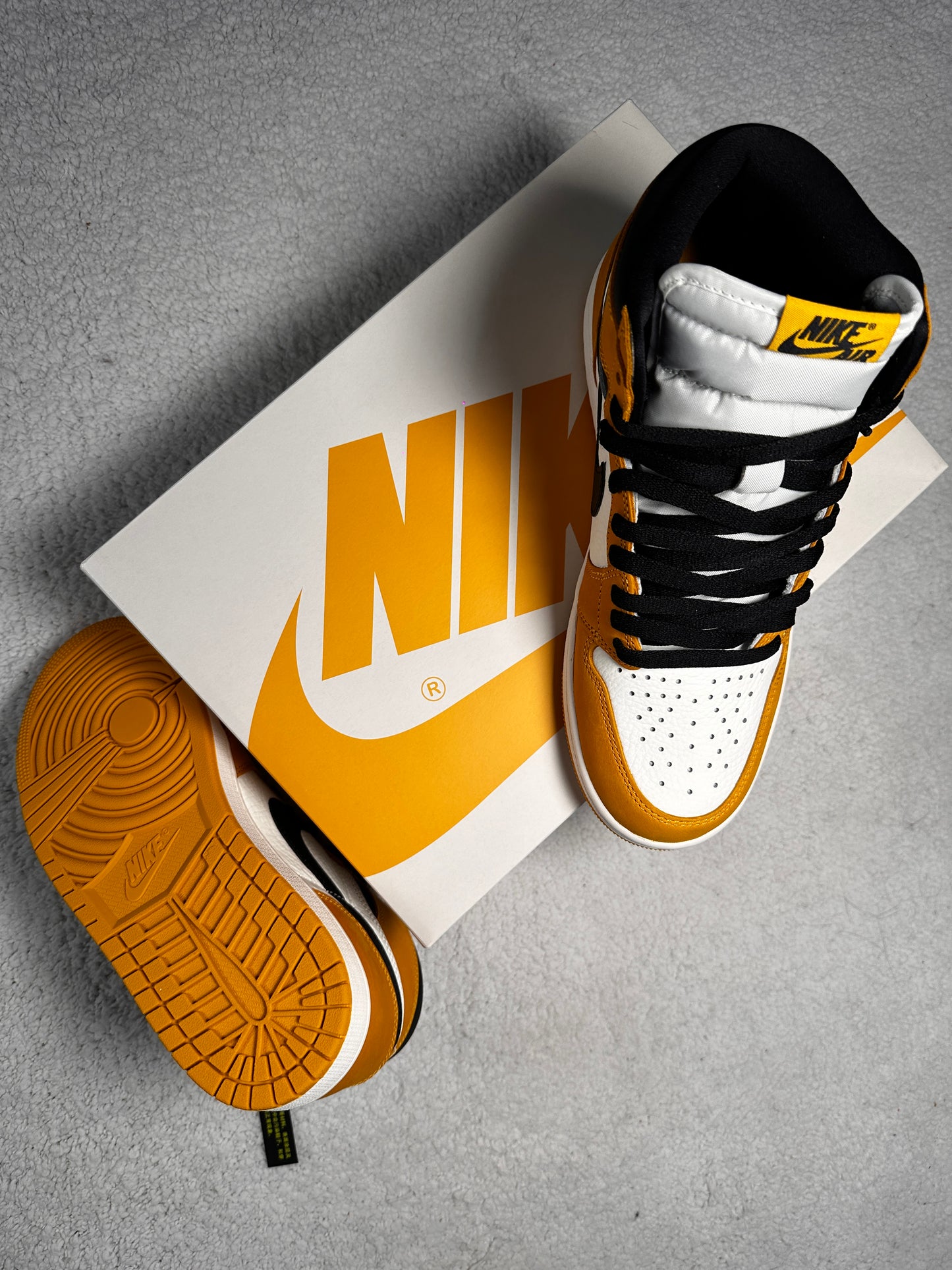 Sneakers Nike Air Jordan 1 Retro High OG. Amarillo ocre. Talla 27 centímetros