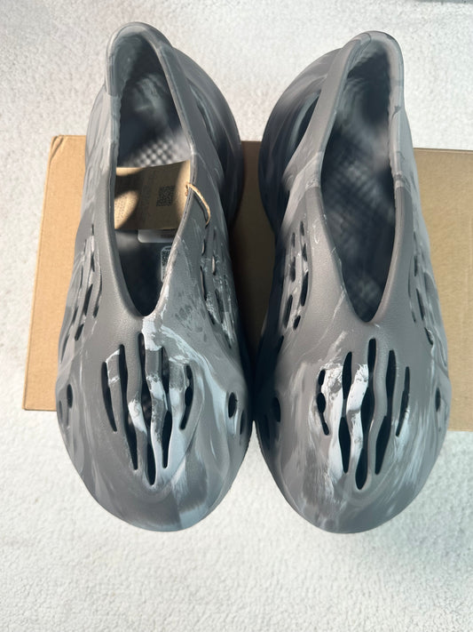 Yeezy Foam Runner Granito. Talla 25 cms