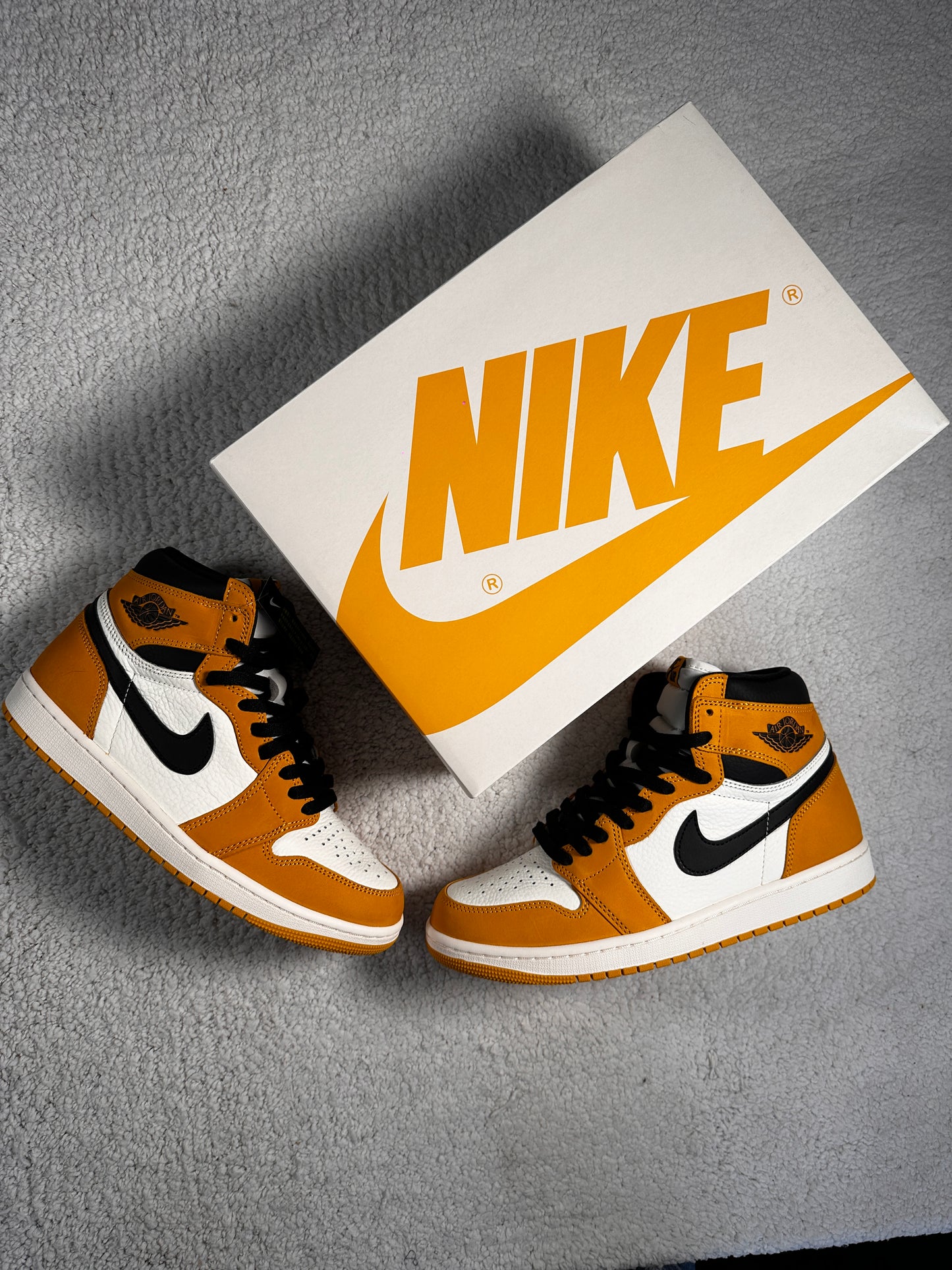 Sneakers Nike Air Jordan 1 Retro High OG. Amarillo ocre. Talla 27 centímetros