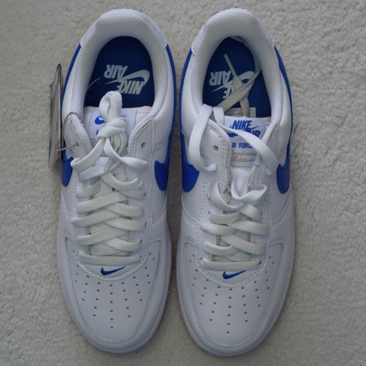 Sneakers Nike Air Force 1 '07 Low Retro en color Blanco con Azul Royal. Talla 26 cms