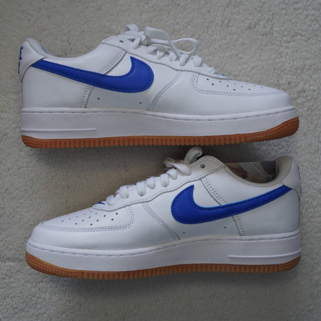 Sneakers Nike Air Force 1 '07 Low Retro en color Blanco con Azul Royal. Talla 26 cms
