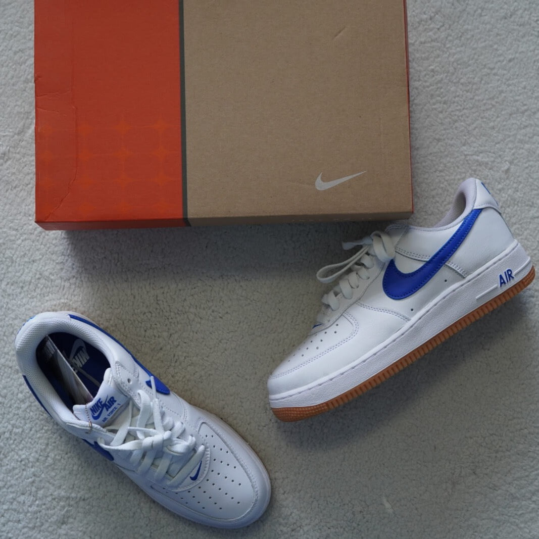 Sneakers Nike Air Force 1 '07 Low Retro en color Blanco con Azul Royal. Talla 26 cms