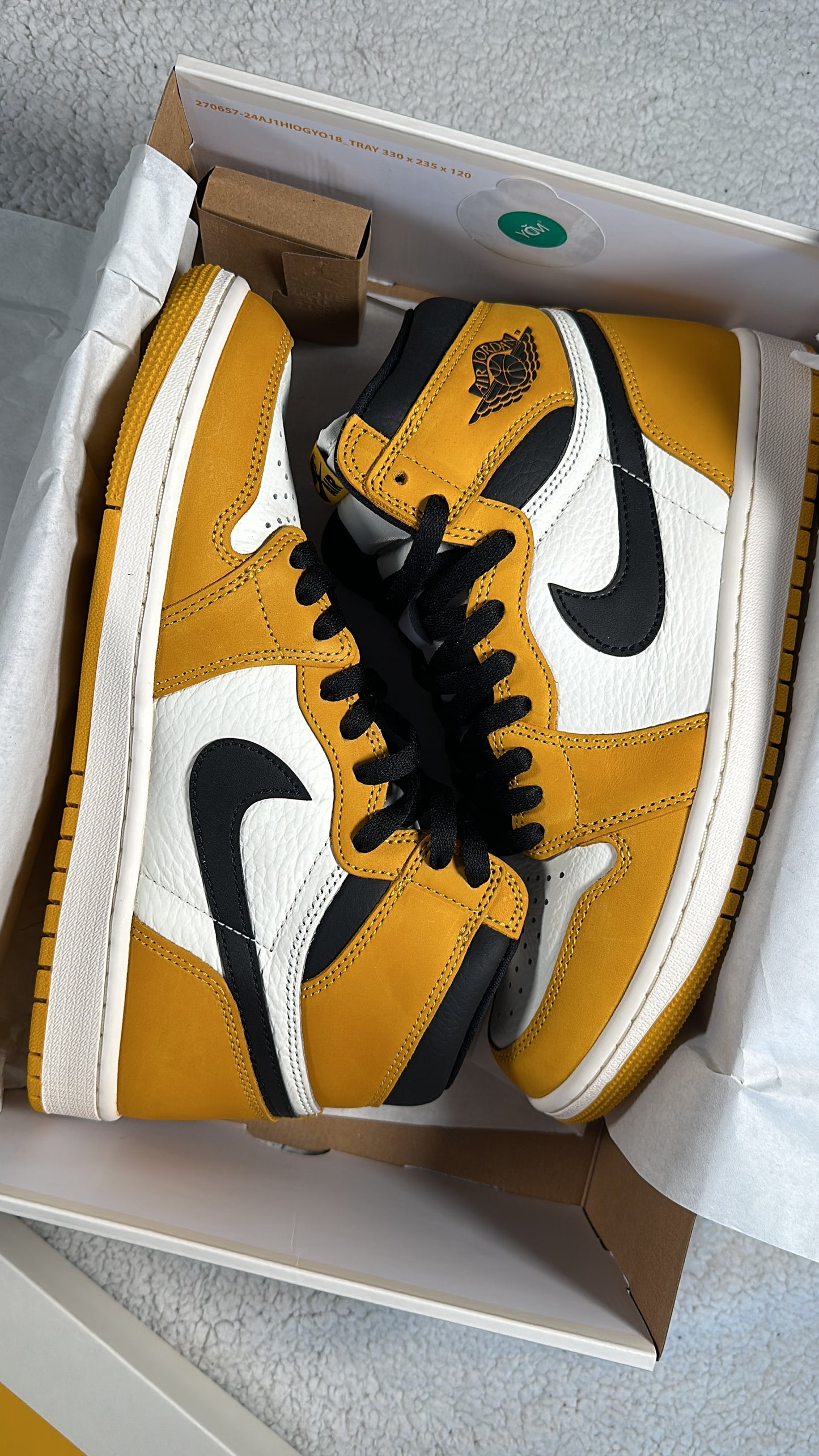 Sneakers Nike Air Jordan 1 Retro High OG. Amarillo ocre. Talla 27 centímetros